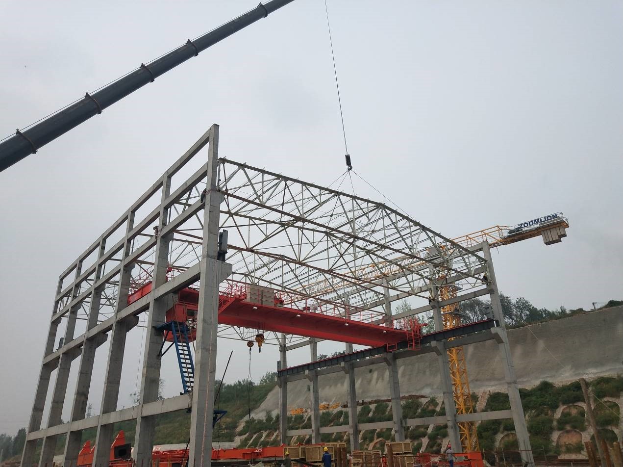 伊川二電廠“公改鐵”項(xiàng)目翻車機(jī)室鋼屋架順利吊裝完成